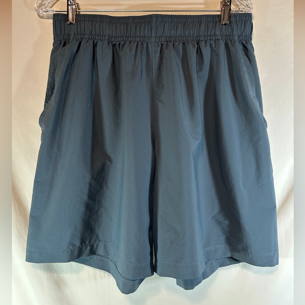 Under Armour Men’s gray shorts with pockets L
